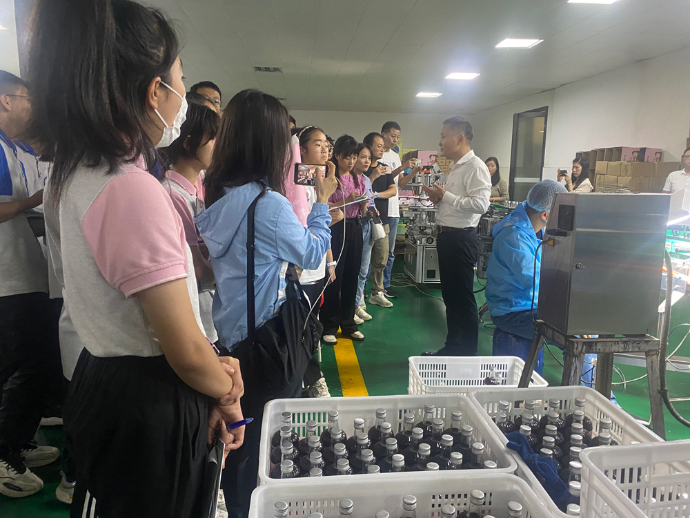 合肥第四十六中学参观好色先生污下载果酒生产基地